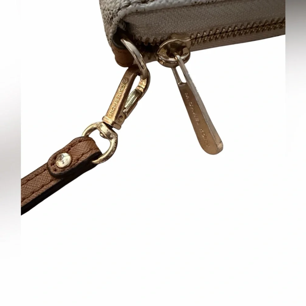 Michael Kors Jet Set Large Continental Wristlet COA included